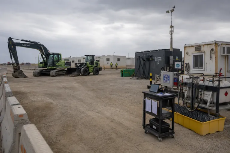 Electric Excavators and Loaders in the GCC: The New, High-stakes Fluids Playbook